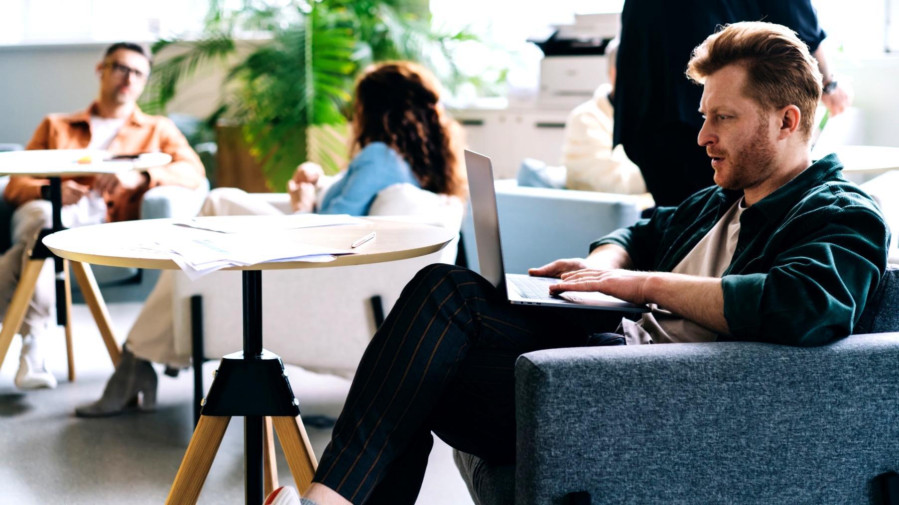 Profesionales analizando calendarios de inversión y estrategias financieras