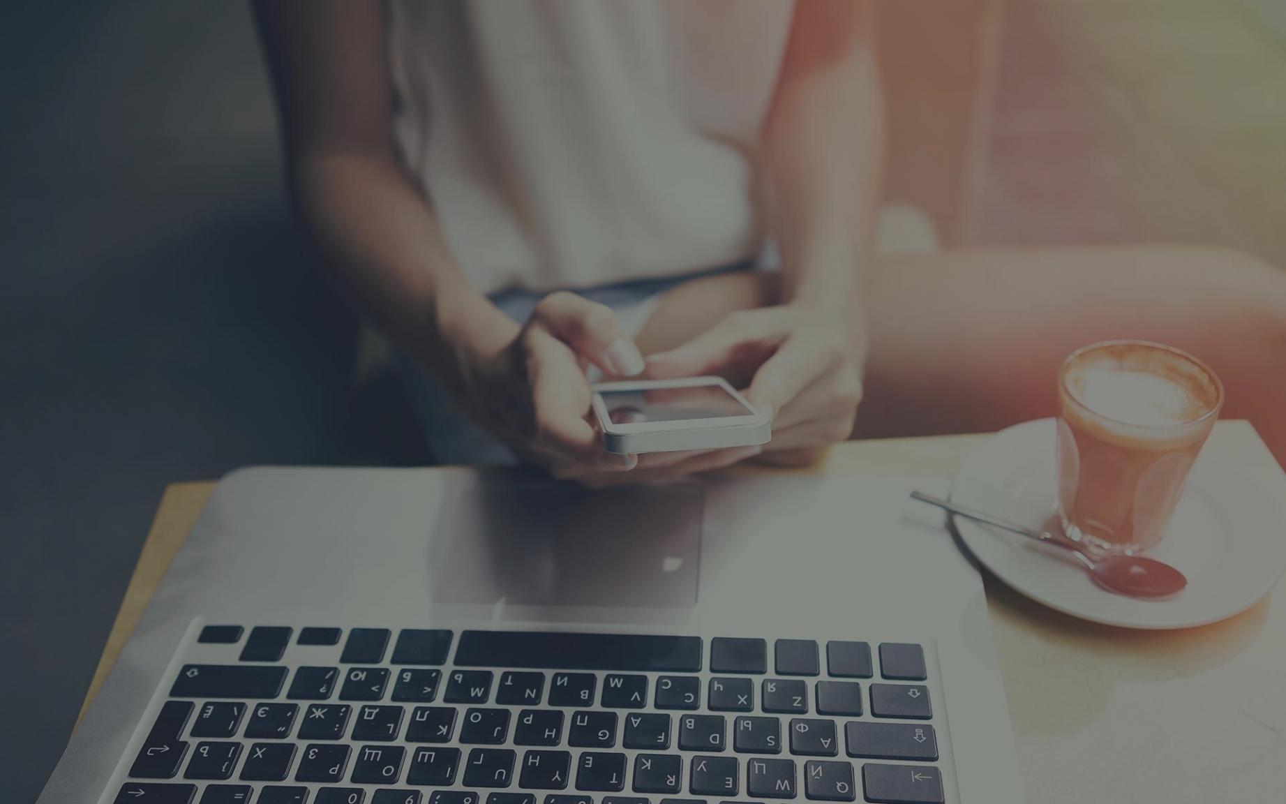 Sesión de análisis de calendario económico en grupo