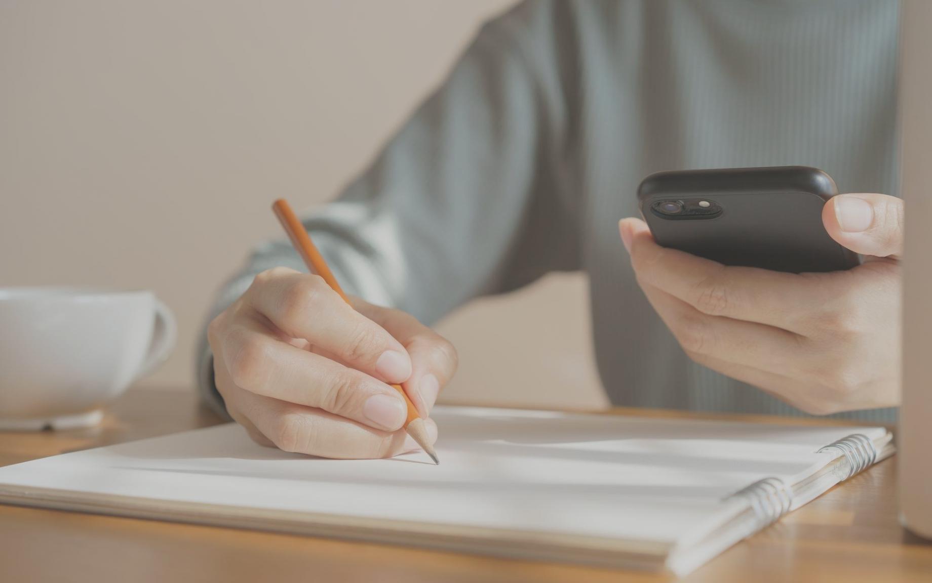 Espacio de trabajo moderno con herramientas de planificación financiera